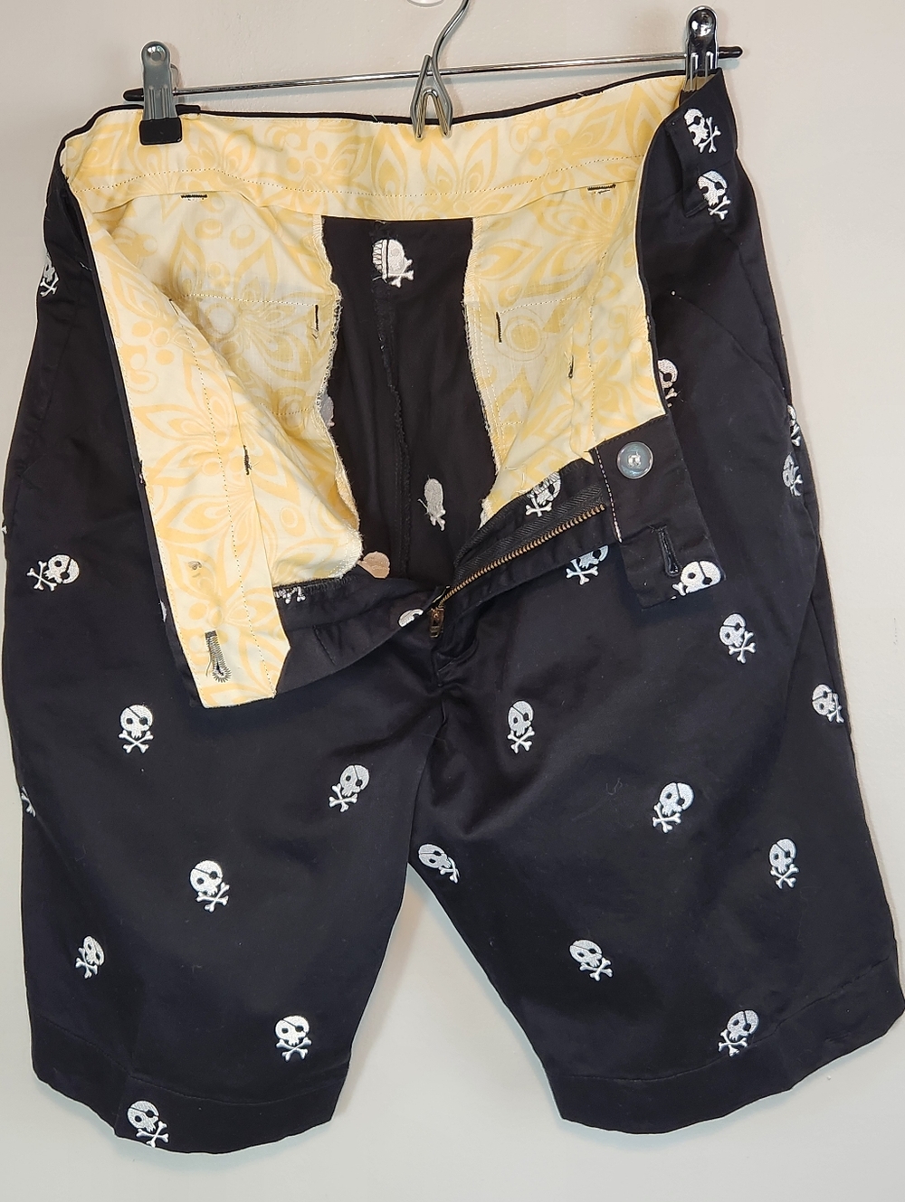 Loudmouth Golf Chino Shorts Black White Skull and Crossbone Eye Patch Sz 36 - Picture 8 of 8